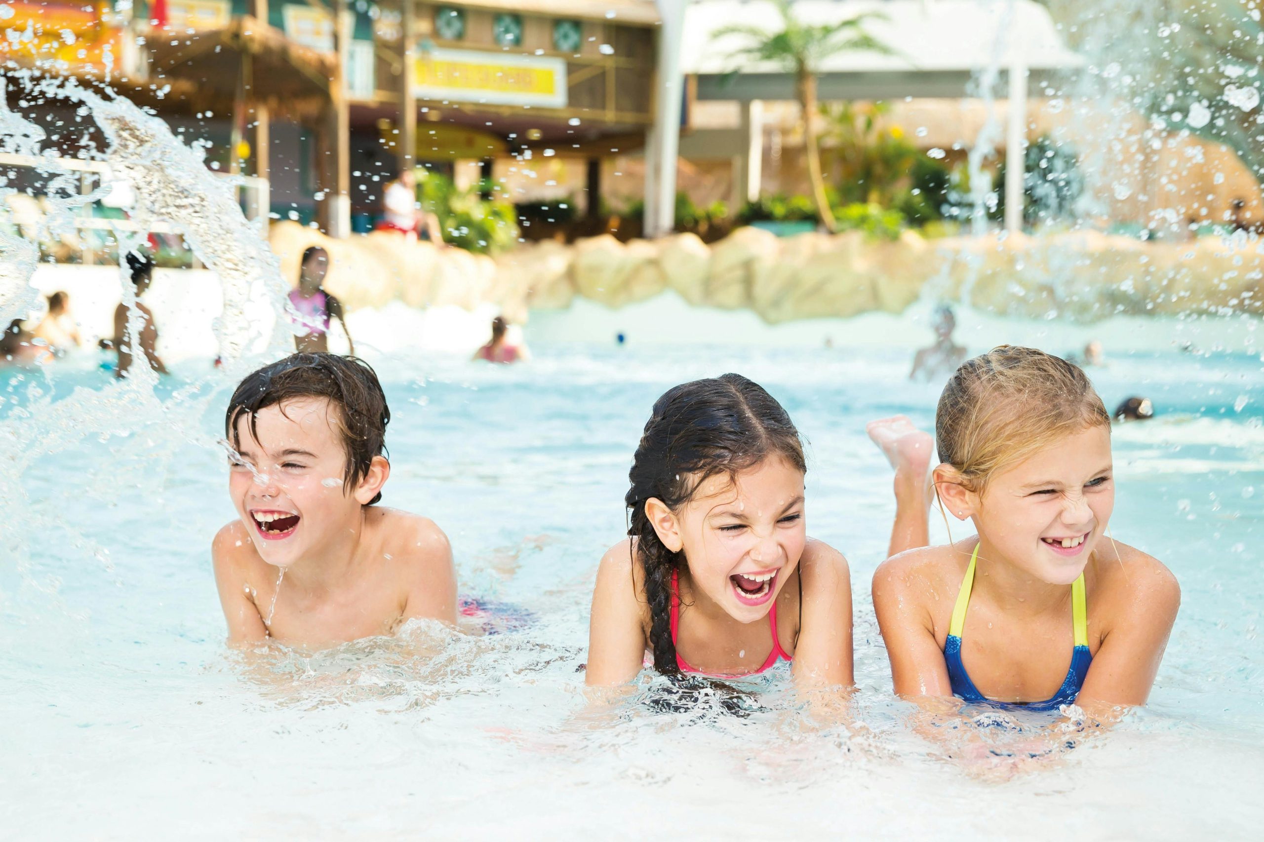 Enfants qui jouent dans l'eau à Aqualibi