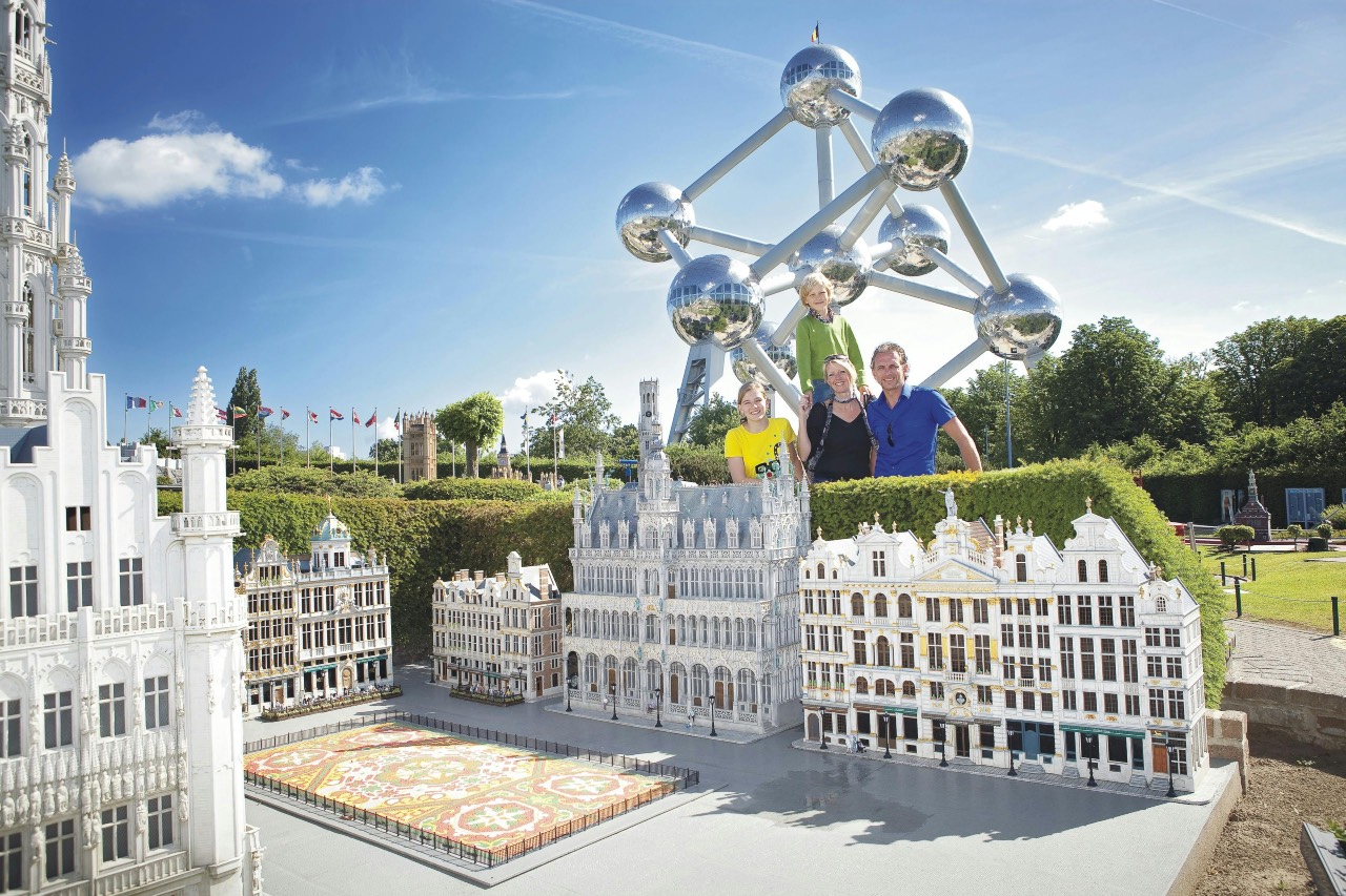 Famille à Mini Europe  devant les monuments