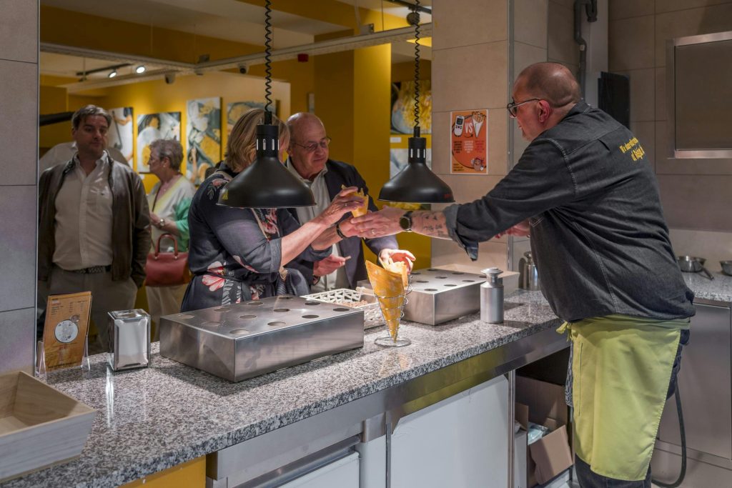 Dégustation de frite en groupe au musée de la frite à Bruxelles