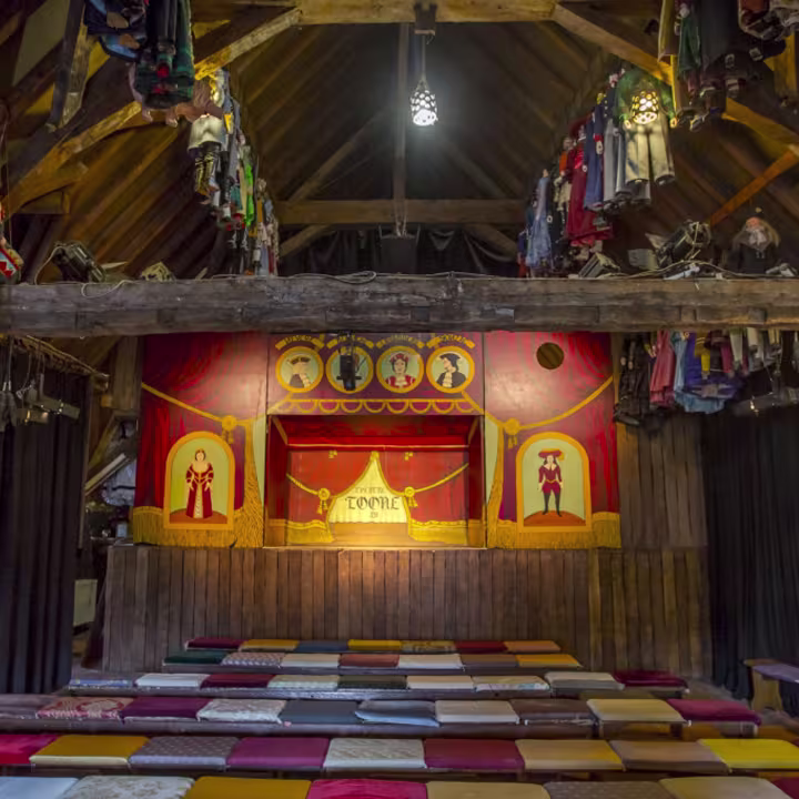 Salle du spectacle de marionnettes traditionnelles Bruxelloises